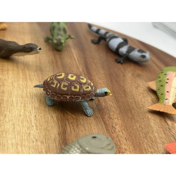 K&M International River Wildlife Animal Figures Lot Heron Bear Otter Turtle Fish - Picture 6 of 16